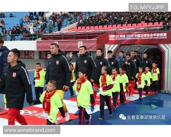 足球明星与孩子们共舞梦想在广告中传递快乐与希望的力量